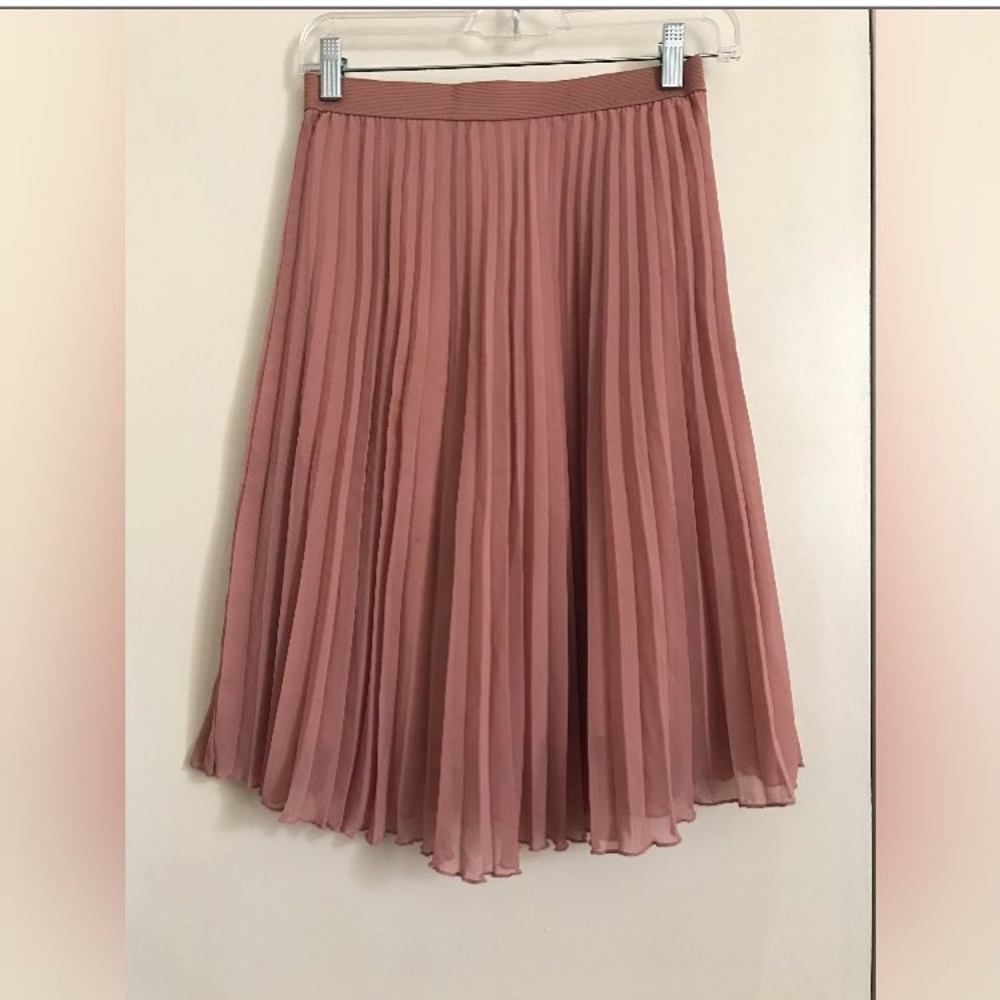 Pleated pink skirt